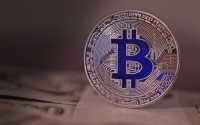 比特币未来会更赚钱吗？从价值逻辑到市场变局的深度解析